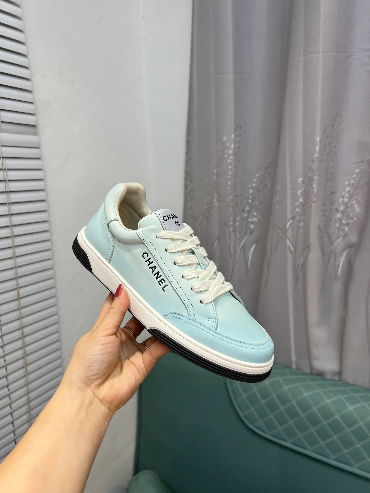 Men's men's shoes💰660 Exclusive real shots (top version) CHANEL Chanel's new panda sneakers Panda shoes Chanel 2025ss color matching thick-soled casual sports shoes sneakers Counter synchronization The counter is very popular Very difficult to buy a shoe The most popular thick-soled panda shoes on the Internet It is obvious that Xiaoxiang control cannot miss it Simple and versatile white shoes that have both good looks and comfort Thick sole increases height, is super versatile and can be worn with eyes closed😍 Whoever wears it will look better. Upper: calfskin. Lining: imported sheepskin lining. Outsole: TPU original outsole. Size: 35-44 (41 for women, 40 for men, custom made).